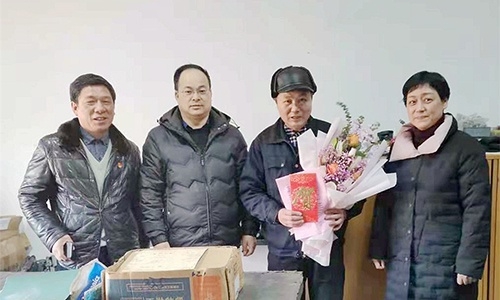 浙江省國防工業(yè)工會徐航主任、王哲（副處級調研員）代表省國防工業(yè)工會來公司慰問全國勞動模范余昌琴和困難職工。